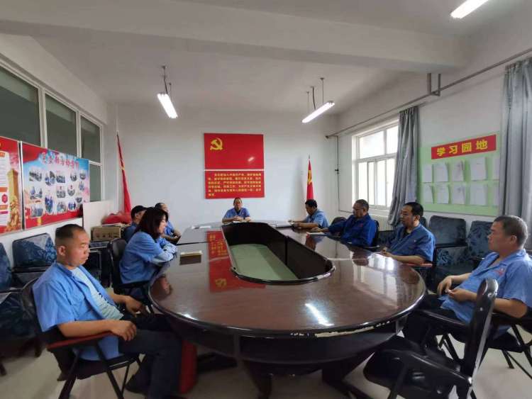 運(yùn)輸采供黨支部召開(kāi)黨員大會(huì)，組織主題教育集中學(xué)習(xí)。